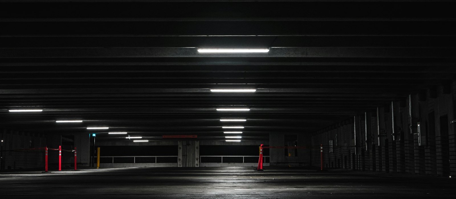 Geceleyin ışıkları yanan, boş bir kapalı otopark