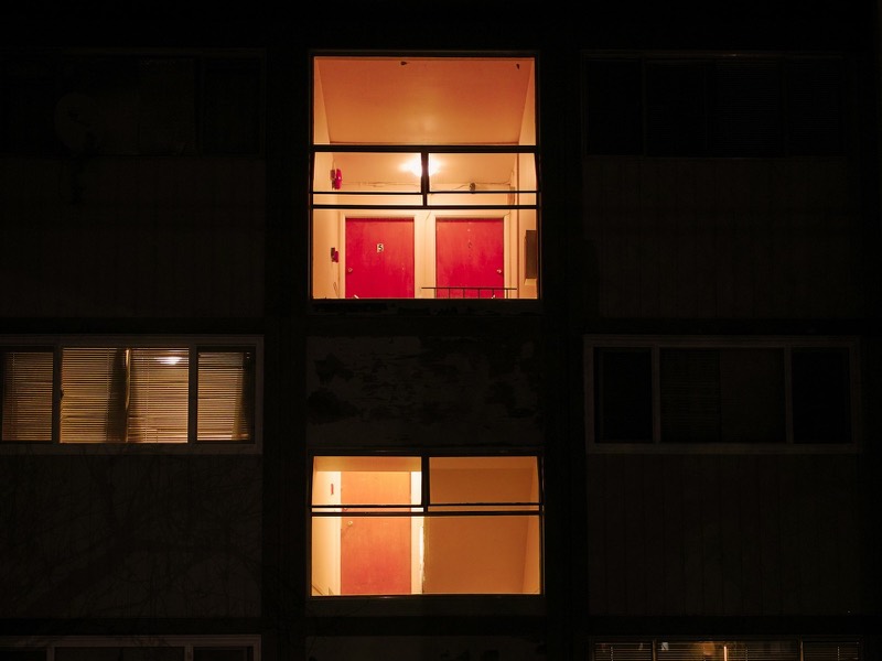 Geceleyin pencereleri ışıklı apartman cephesi